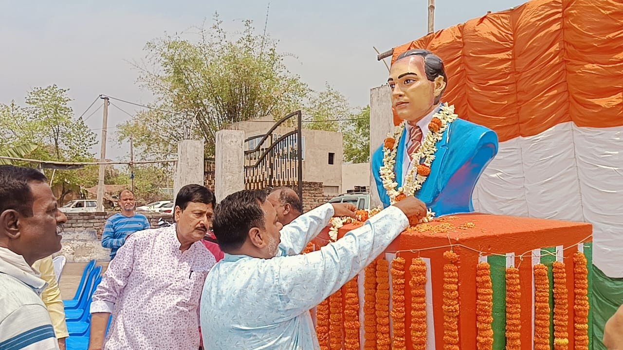 भारत के संविधान रचयिता बाबा साहब डॉक्टर भीमराव अंबेडकर की जयंती के अवसर पर आज आसनसोल के काली पहाड़ी इलाके में स्थित बाबा साहब की प्रतिमा पर आसनसोल नगर निगम की तरफ से श्रद्धांजलि अर्पित की गई।