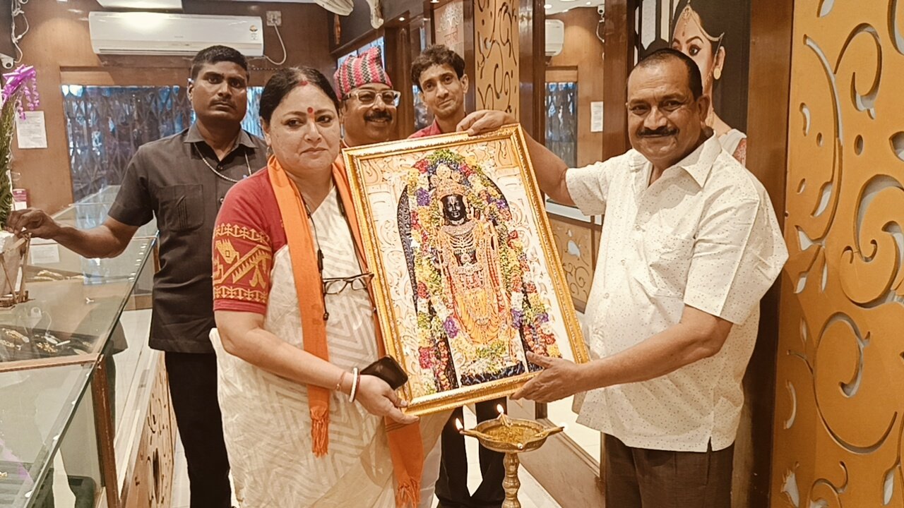 बांग्ला नव वर्ष के पहले दिन आज आसनसोल बाजार के प्रख्यात गहनों की दुकान घांटी ज्वेलर्स में कार्यक्रम का आयोजन किया गया उपस्थित दक्षिण के विधायक अग्निमित्रा