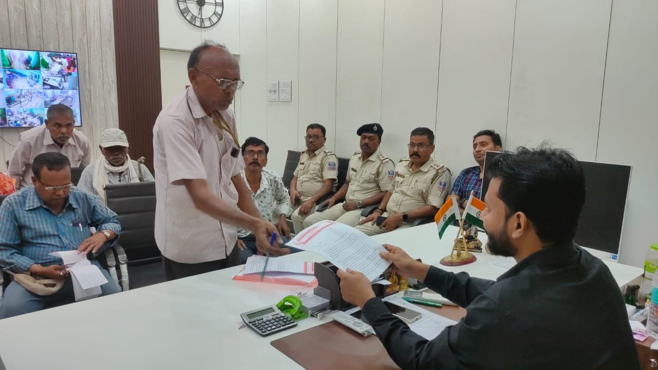 ১০ দফা দাবিতে স্মারকলিপি / সালানপুরে তিন বাম সংগঠনের ডাকে বিক্ষোভ মিছিল, বিডিও অফিস অভিযান……………….সালানপুর, ১৭ এপ্রিলঃ