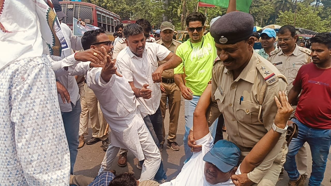 ন্যাশনাল হেরাল্ড মামলায় ইডির চার্জশিটে সোনিয়া ও রাহুল গান্ধীর নাম / প্রতিবাদে আসানসোলে কংগ্রেসের বিক্ষোভ, পুলিশের সঙ্গে ধস্তাধস্তি……………….আসানসোল, ১৭ এপ্রিলঃ