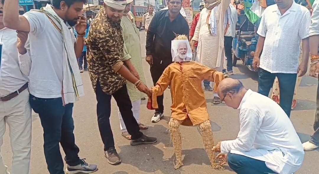 মুর্শিদাবাদে বাবা ও ছেলেকে কুপিয়ে খুনের প্রতিবাদ/ বার্নপুরে বিজেপি বিধায়কের নেতৃত্বে হিন্দু শহীদ দিবস পালন ও রাস্তা অবরোধ………… বার্নপুর, ১৬ এপ্রিলঃ