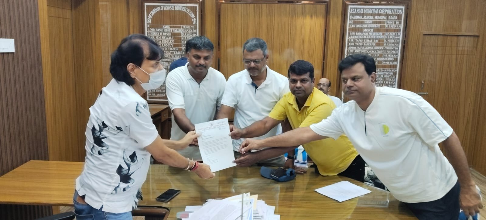 कांग्रेस की तरफ से आज मेयर विधान उपाध्याय से मुलाकात की गई और टेंडर को लेकर उन्हें ज्ञापन सोपा गया।