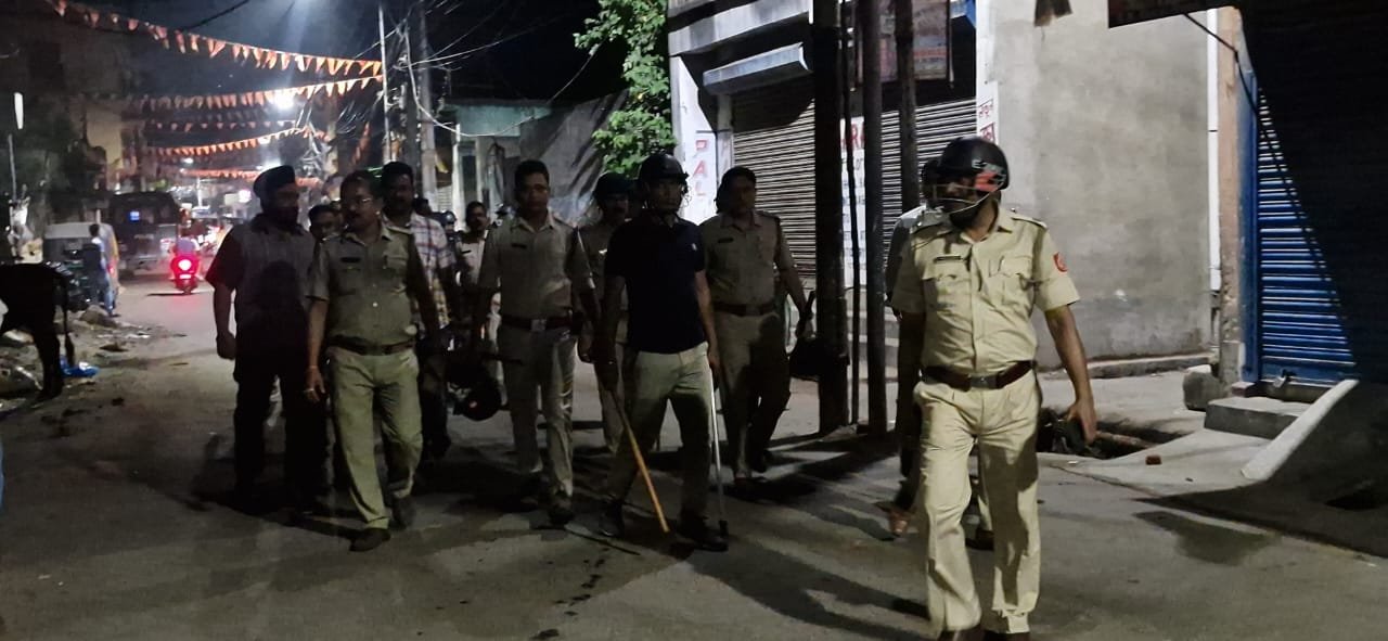 छेड़खानी के मामले मे दो पक्षों मे बवाल जमकर हुई मारपीट मोटरसाईकल मे भी लगाया आग पुलिस ने की लाठीचार्ज..