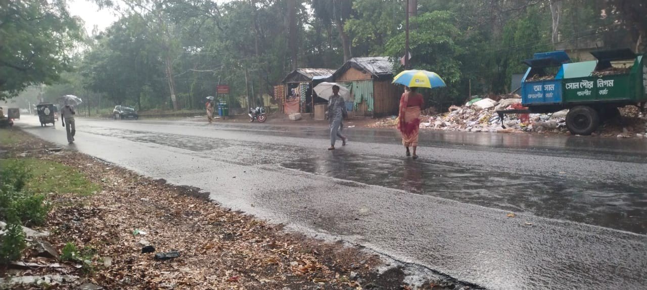 मौसम ने बदला मिजाज चिलचिलाती धुप और चिपचिपी गर्मी के बिच झमाझम बारिश