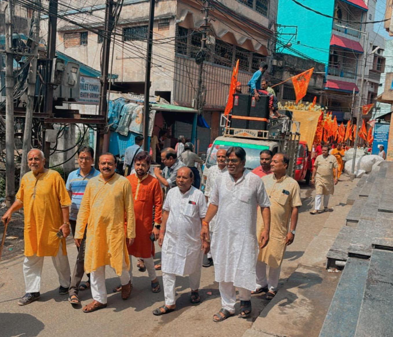 हनुमान जयंती के अवसर पर आज आसनसोल गौशाला से राहा लेन श्याम मंदिर तक एक विशाल शोभायात्रा निकाली गई।