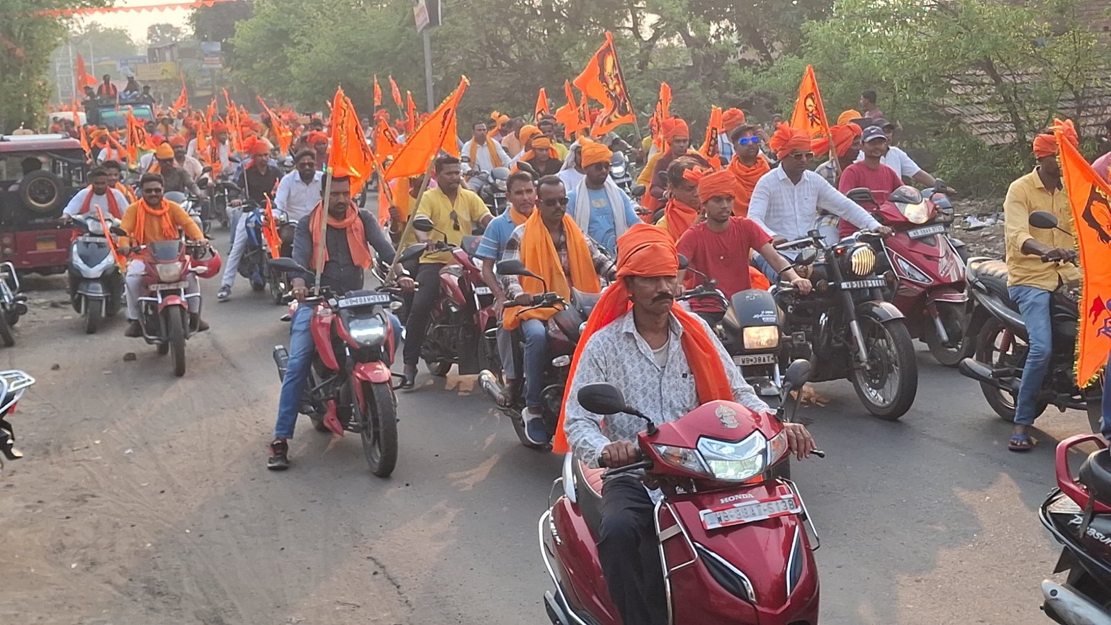 पवित्र हनुमान जयंती के अवसर पर आज कुल्टी हनुमान जन्म महोत्सव कमेटी की तरफ से आज डिसेरगढ़ लाइन धावड़ा से लछीपुर गेट तक एक निशान यात्रा निकाली गई