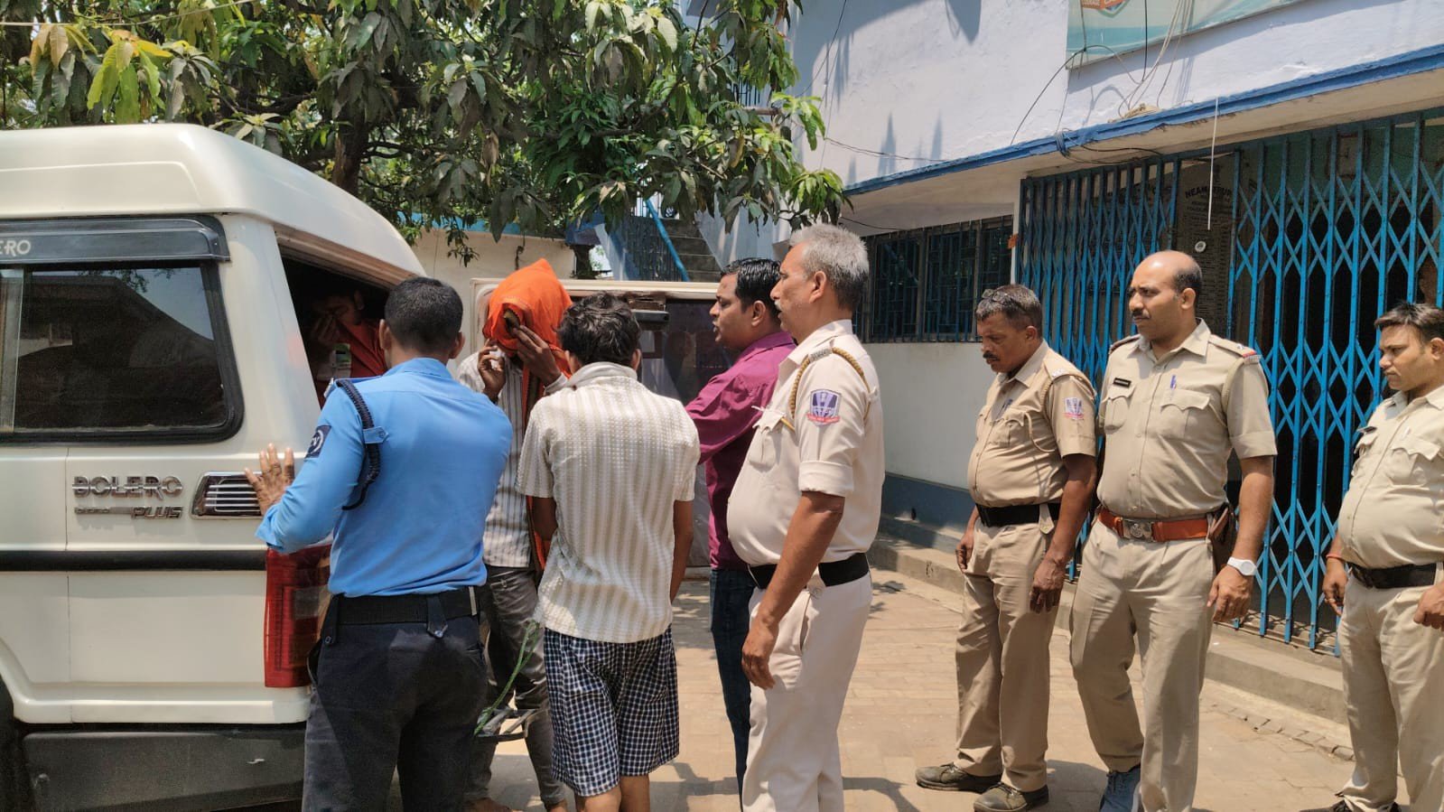 पिछले बुधवार को झारखंड के जमशेदपुर से आए ओम शंकर और उनके कुछ दोस्त कुल्टी थाना अंतर्गत नियामतपुर चौकी क्षेत्र के लच्छीपुर रेड लाइट इलाके में आए थे लेकिन वहां पर उनसे मारपीट की गई ,हिरासत ले लिया इस तरह कुल पांच व्यक्तियों को इस मामले में पुलिस द्वारा हिरासत में लिया गया आज उन सभी को आसनसोल अदालत में पेश किया गया