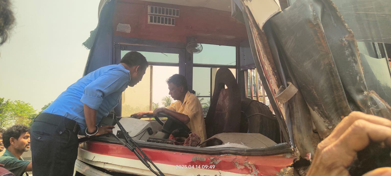 রানিগঞ্জে ১৯ নং জাতীয় সড়কে পথ দূর্ঘটনা / ডাম্পারের পেছনে বাসের ধাক্কা, আহত চালক সহ সাত যাত্রী…………. রানিগঞ্জ ও আসানসোল, ১৪ এপ্রিলঃ