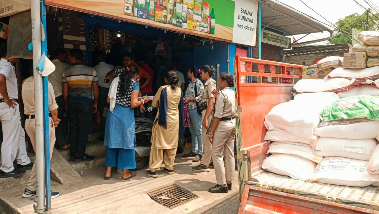 आज हीरापुर इलाके में एनफोर्समेंट ब्रांच की तरफ से रेड किया गया इस बारे में एनफोर्समेंट ब्रांच के एक अधिकारी ने बताया कि उनके पास खबर थी कि एक नामी कंपनी के नमक का डुप्लीकेट नामक बेचा जा रहा है