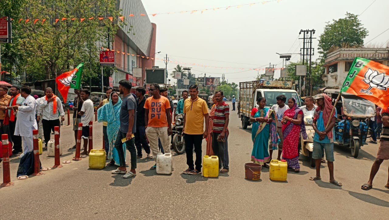 आसनसोल नगर निगम के 56 नंबर वार्ड के निवासियों ने आज पानी की आपूर्ति न होने की वजह से रोड जाम किया