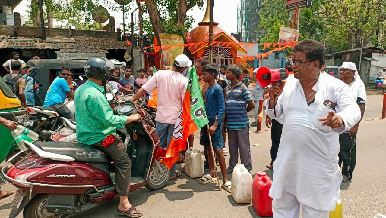 কীর্তনে বিজেপি বিধায়ক / আসানসোল পুরনিগমের ৫৬ নং ওয়ার্ডে পানীয়জল বন্ধ করার অভিযোগ / ক্ষুব্ধ বাসিন্দাদের রাস্তা অবরোধ, বিক্ষোভ………. আসানসোল, ২১ এপ্রিলঃ