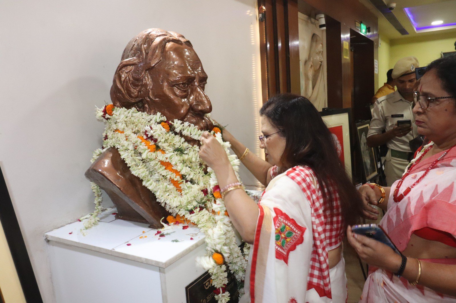 आसनसोल महिला उद्योग की तरफ से आज आसनसोल के रविंद्र भवन परिसर में लगे रवींद्रनाथ टैगोर की प्रतिमा पर माल्यार्पण किया गया
