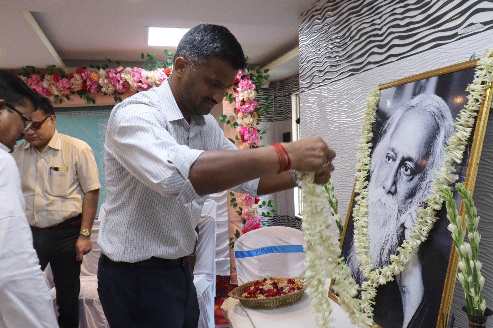 कवि गुरु रवींद्रनाथ टैगोर की जयंती के अवसर पर आज आसनसोल के पुलिस लाइन इलाके में स्थित यूथ हॉस्टल में जिला तथ्य और संस्कृति विभाग की तरफ से कार्यक्रम का आयोजन किया