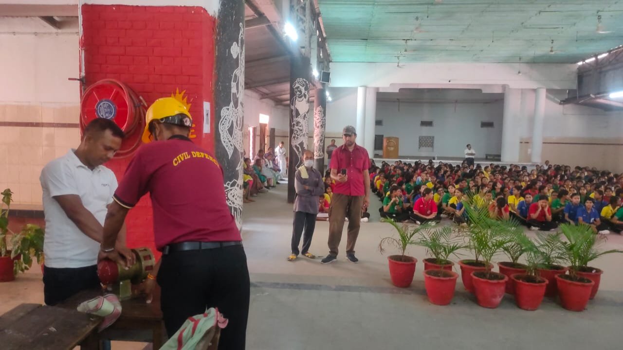 চিত্তরঞ্জনে দেশবন্ধু বিদ্যালয়ে সিভিল ডিফেন্সের টীম পড়ুয়াদের প্রশিক্ষণ দিল।
