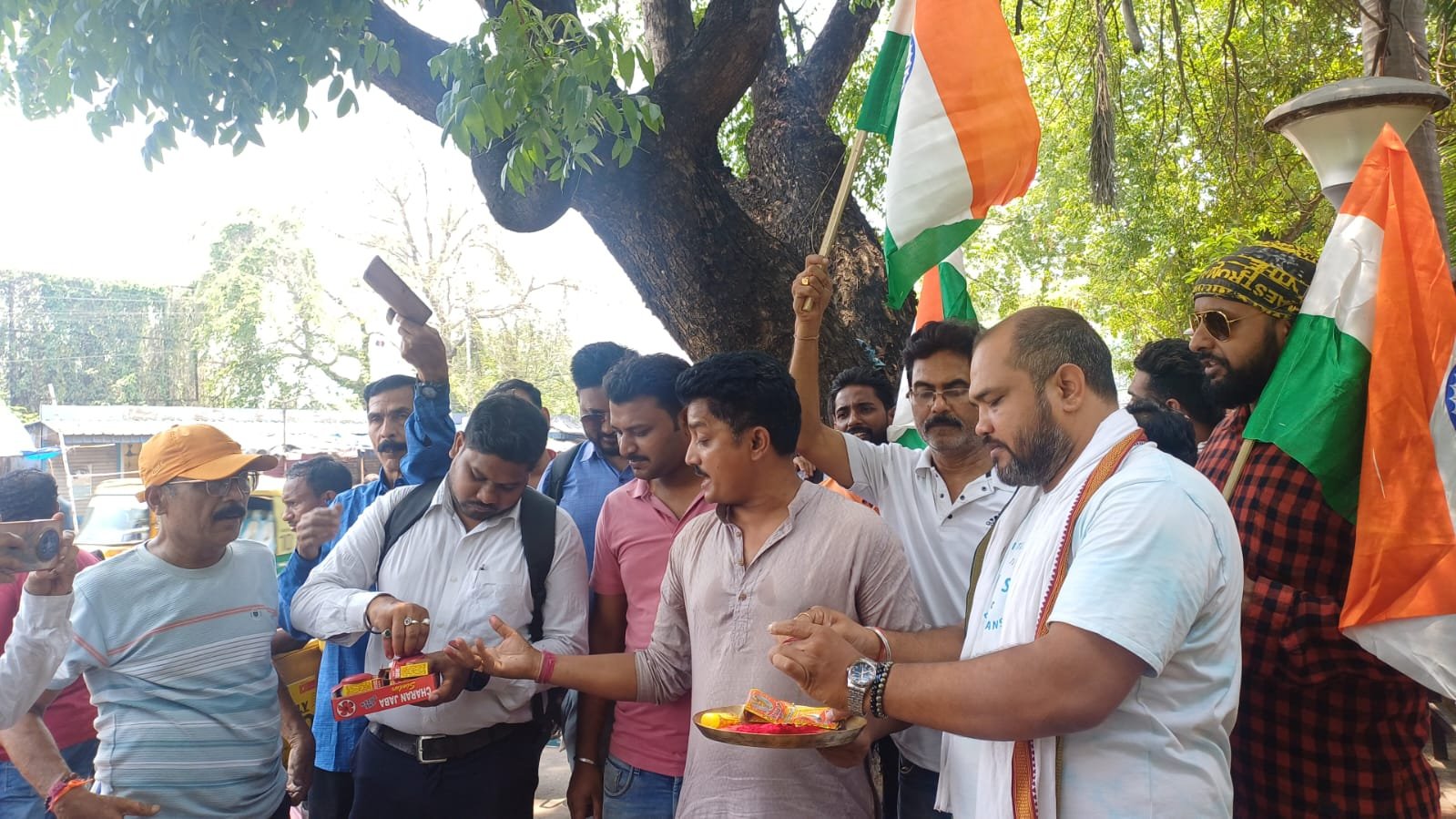 पाकिस्तान के पंजाब प्रदेश के आतंकी ठिकानों पर मिसाइल दागे गए जिसमें बड़ी तादाद में आतंकवादियों के मारे जाने की खबर है इसके अलावा कई आतंकी ठिकानों को नेस्तनाबूद कर दिया गया। आसनसोल के लोगों के अंदर खुशी के माहौल