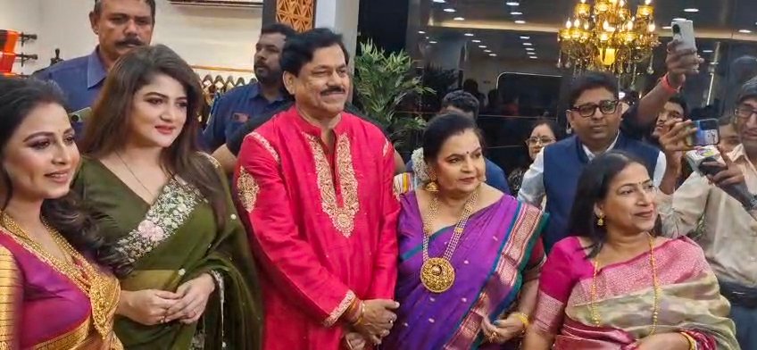 आसनसोल के सेन रेले रोड इलाके में विवेकानंद सरणी पर आज शिल्पा सरकार डिजाइनर बुटीक का उद्घाटन किया गया बांग्ला फिल्मों की मशहूर अभिनेत्री श्रवंती द्वारा इसका उद्घाटन किया गया