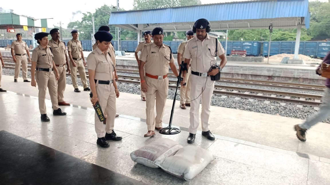 বার্নপুর স্টেশনে আরপিএফ ও জিআরপির রুটমার্চ/ নাশকতা ঠেকাতে যৌথ তল্লাশি ও মক ড্রিল………… বার্নপুর, ৭ মেঃ