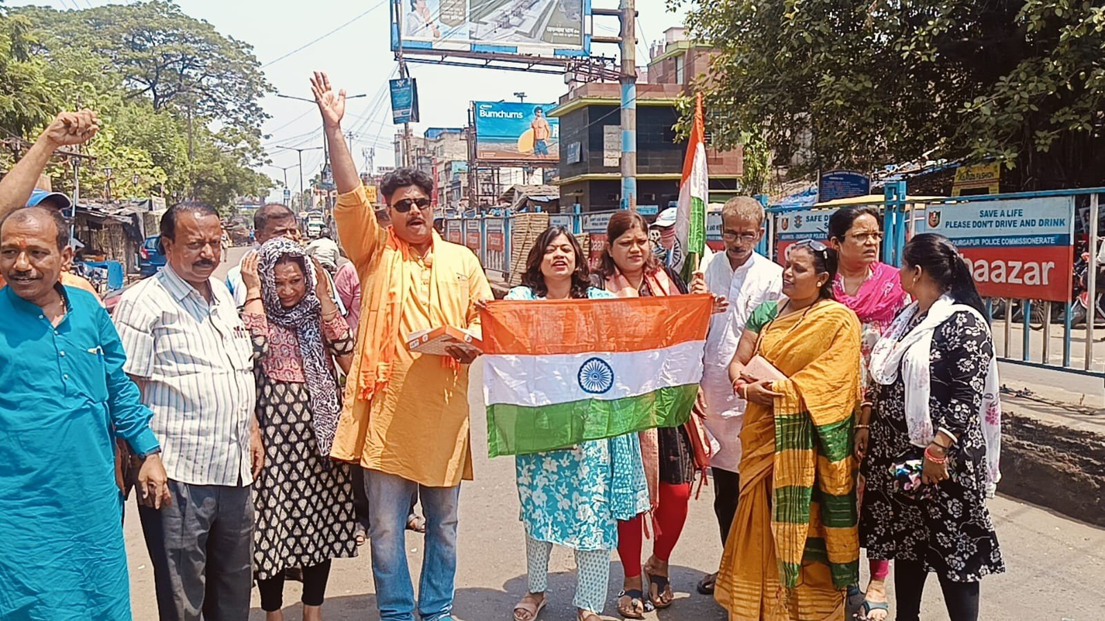 भारतीय सेना द्वारा ऑपरेशन सिंदूर चलाया गया और पाकिस्तान अधिकृत कश्मीर और पाकिस्तान की सीमा में घुसकर आतंकी ठिकानों पर सटीक प्रहार किया,आसनसोल के बाजार इलाके में जीटी रोड के किनारे स्थित भारतीय जनता पार्टी कार्यालय के सामने जश्न बनाया गया पटाखे फोड़े गए और आने जाने वाले लोगों को मिठाई खिलाई गए इस मौके पर