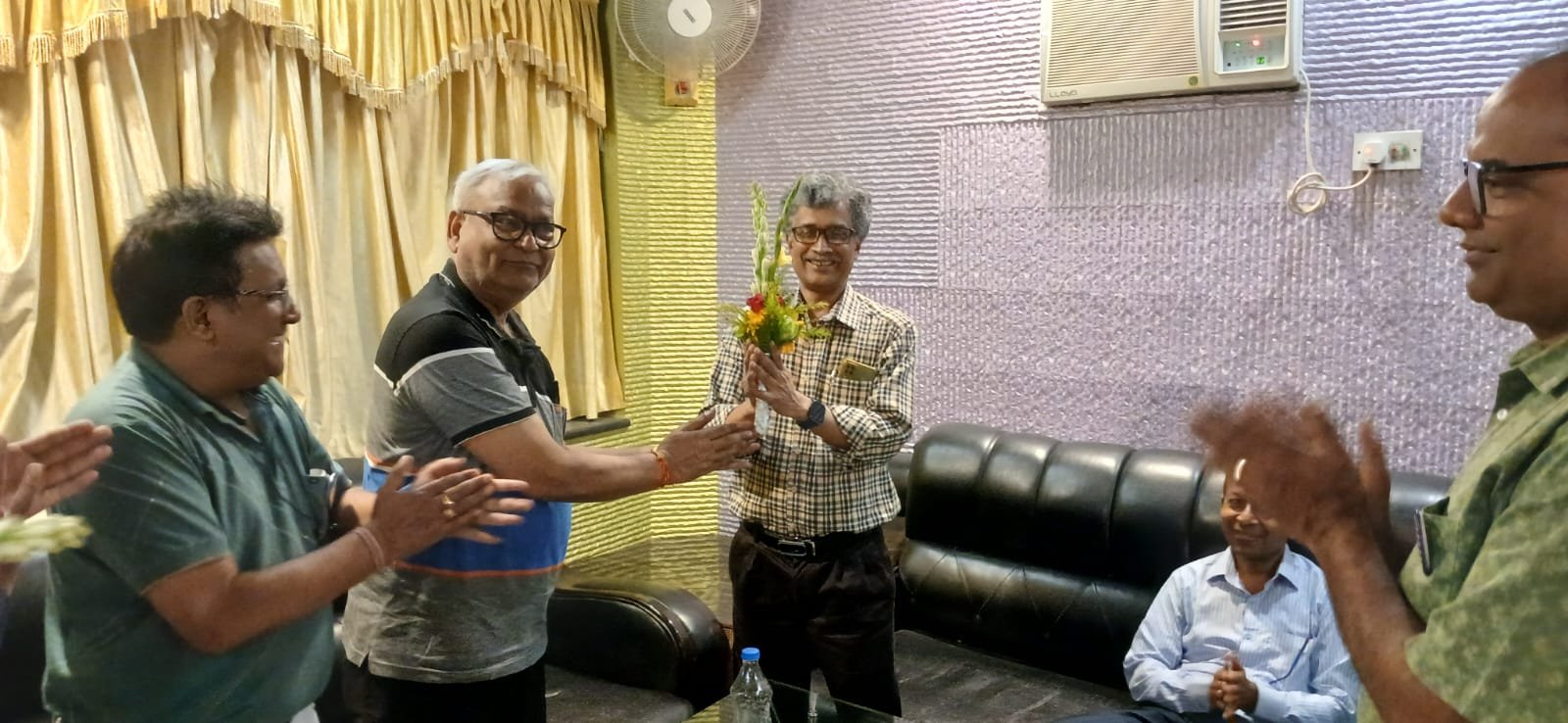 बिधु भूषण हीरा सर को आसनसोल क्लब में हमारे एएसएमएचए ग्रुप की ओर से गर्मजोशी से विदाई दी गई।