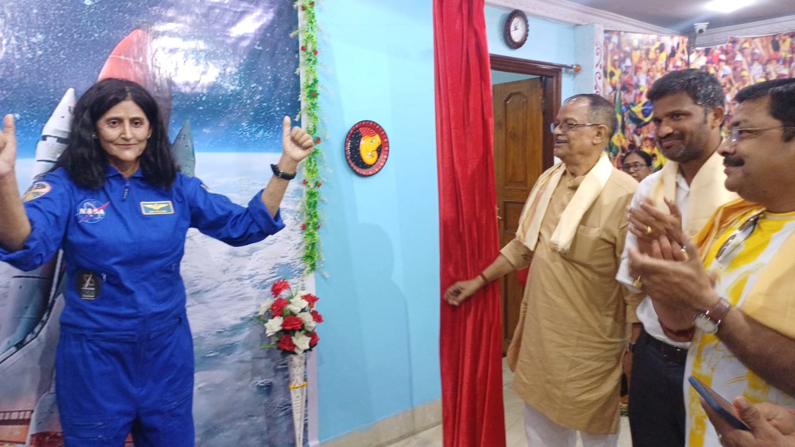 महिशीला कॉलोनी इलाके मैं रहने वाले वैक्स कलाकार सुशांत राय ने सुनीता विलियम्स के मोम की मूर्ति बनाई है आज पश्चिम बर्धमान जिला शासक और मंत्री मलय घटक ने इस मूर्ति का अनावरण किया।