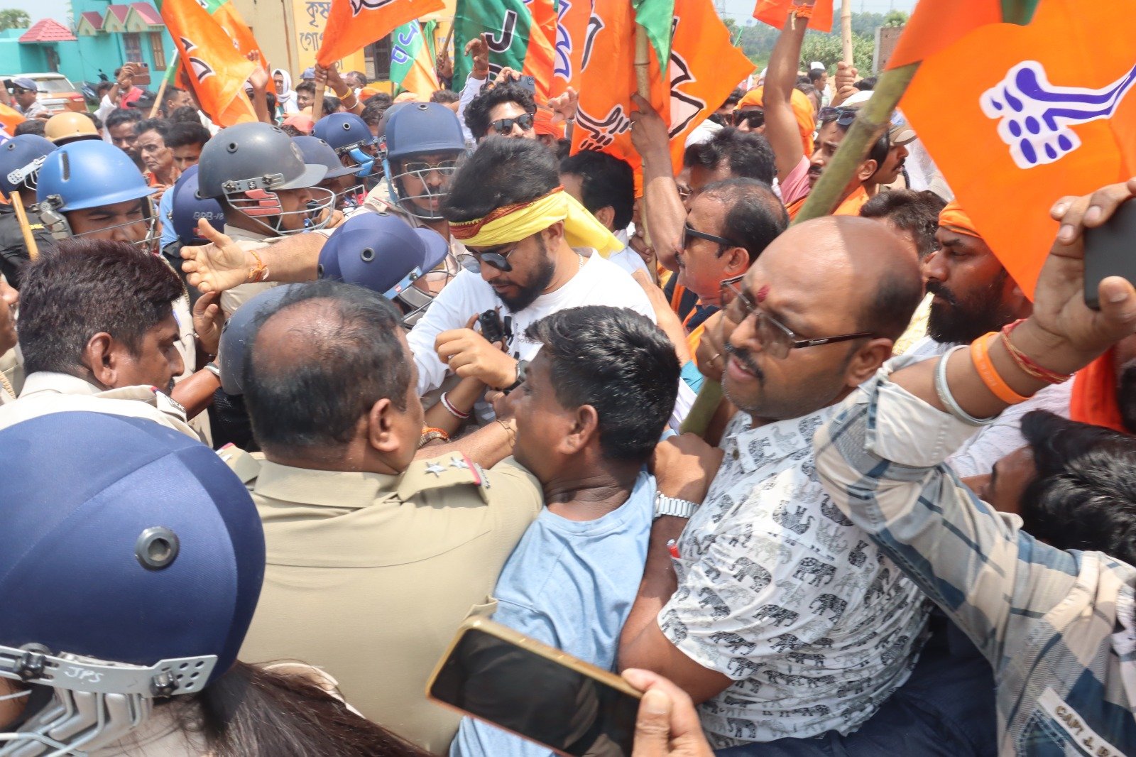 বারাবনিতে বিজেপির মিছিল ঘিরে ধুন্ধুমার / ব্যারিকেড ভাঙ্গার চেষ্টা / পুলিশের সঙ্গে ধস্তাধস্তি, লাঠিচার্জের অভিযোগ