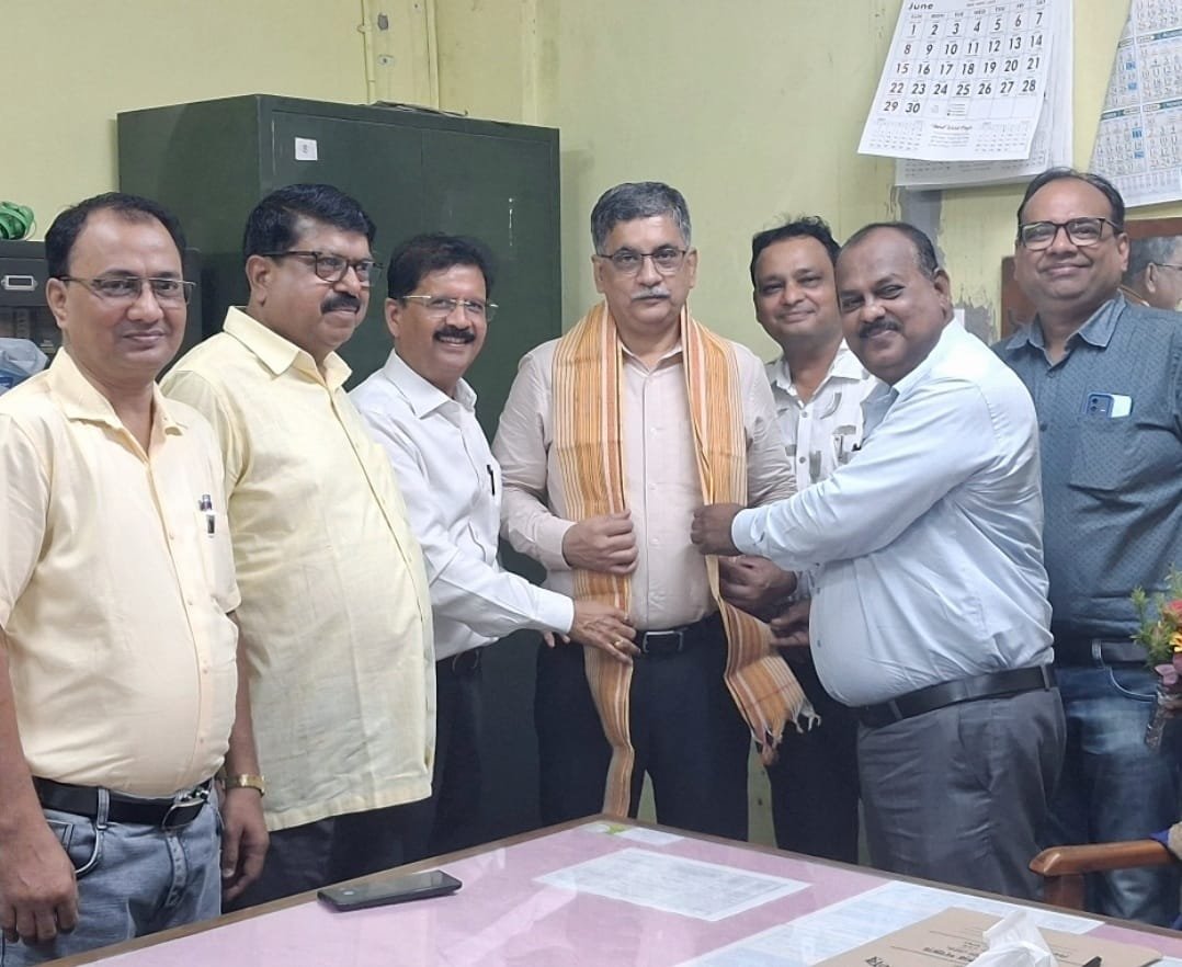 आज आसनसोल चेम्बर आफ कामर्स का एक प्रतिनिधिमंडल कामर्शियल टैक्स आसनसोल चार्ज में नये पदास्थपित सिनियर ज्वांइट कमिश्नर मो: इकराम हैदर का स्वागत किया