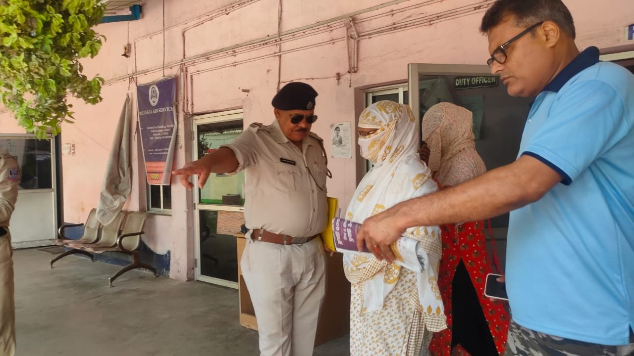 মঙ্গলবার আসানসোলের সালানপুর থানার অন্তর্গত ১৯ নম্বর জাতীয় সড়কের রামপুর চেকপোস্ট সংলগ্ন এক লাইন হোটেলের সামনে থেকে দুই জন মহিলাকে গ্রেফতার করে পুলিশ তাঁদের কাছে উদ্ধার হয় চারটি ব্যাগে প্রায় ২৬কেজি গাঁজা