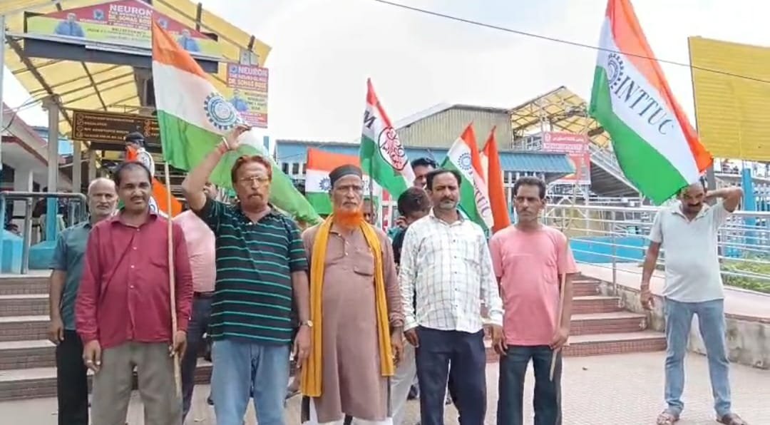 আর পি এফের অত্যাচারের প্রতিবাদে ৭ নং প্লাটফর্মে বিক্ষোভ।