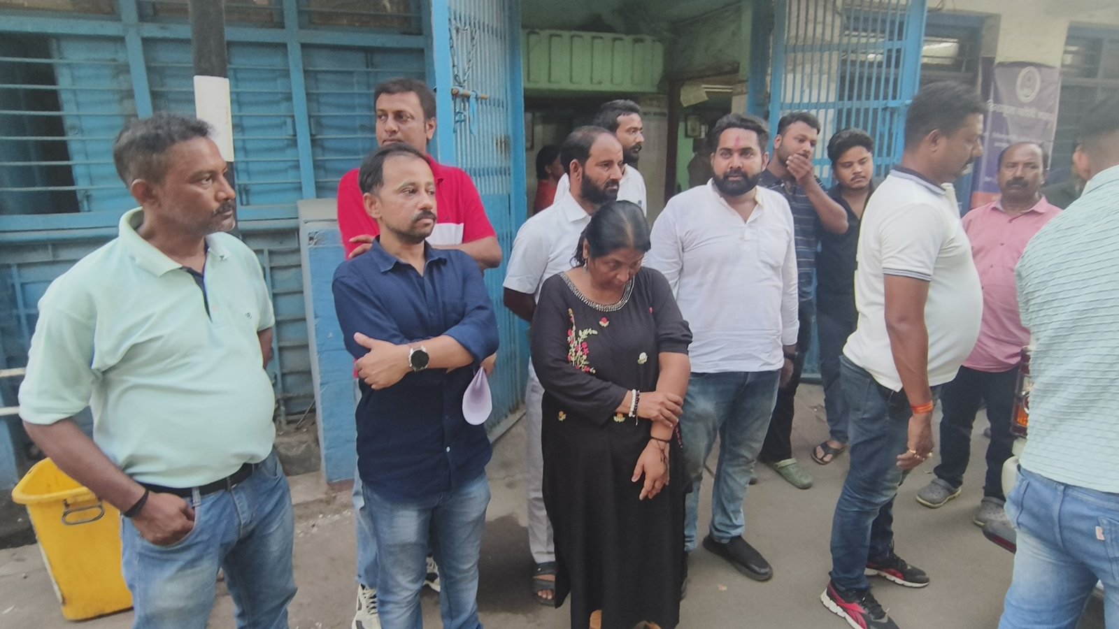 आसनसोल के काली पहाड़ी इलाके में स्थित अनंता रेजिडेंसी की निवासी शाश्वती दास अपने बेटे के साथ आज आसनसोल उत्तर थाना पहुंची उन्होंने आरोप लगाया कि अनंता रेजिडेंसी यह संचालक इंद्रजीत दे और उसे क्षेत्र के कुछ युवकों ने उनके और उनके बेटे के साथ मारपीट की।