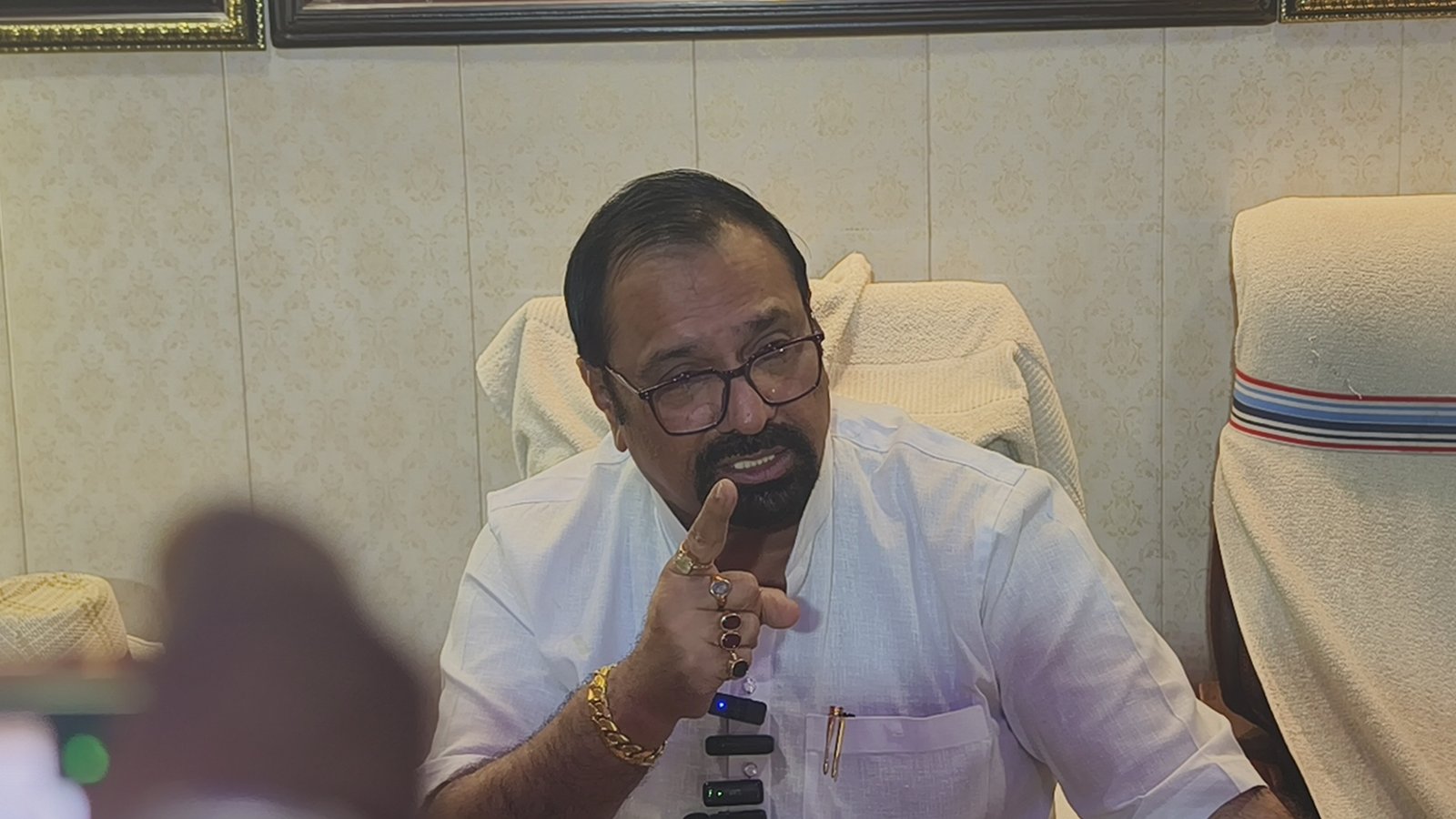 वी शिवदासन दासु ने अपने फेसबुक पेज पर लाइव आते हुए एक संदेश दिया था समझा जा रहा था कि वह पश्चिम बर्धमान के जिला टीएमसी अध्यक्ष और पांडवेश्वर के विधायक नरेंद्र नाथ चक्रवर्ती से नाराज है दासु ने भले नाम ना लिया हो लेकिन उनकी बातों से राजनीतिक हलकों में यह कयास जरूर लगाए गए थे कि पश्चिम वर्धमान जिले में टीएमसी के अंदर सब कुछ ठीक नहीं है