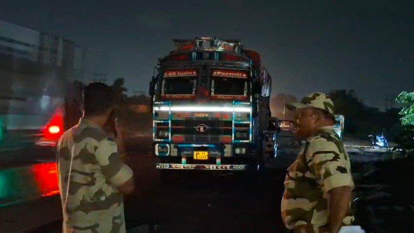 आसनसोल दक्षिण थाना की तरफ से कल रात मां घागर बुड़ी मंदिर के पास धनबाद के गोविंदपुर के सिंदरी साइडिंग से कोयला से भरे एक ट्रक को रोका गया जब हमने इस बारे में ट्रक के ड्राइवर शांतिमय पाल से बात की तो उन्होंने कहा कि ट्रक में कोयला लदा हुआ है।