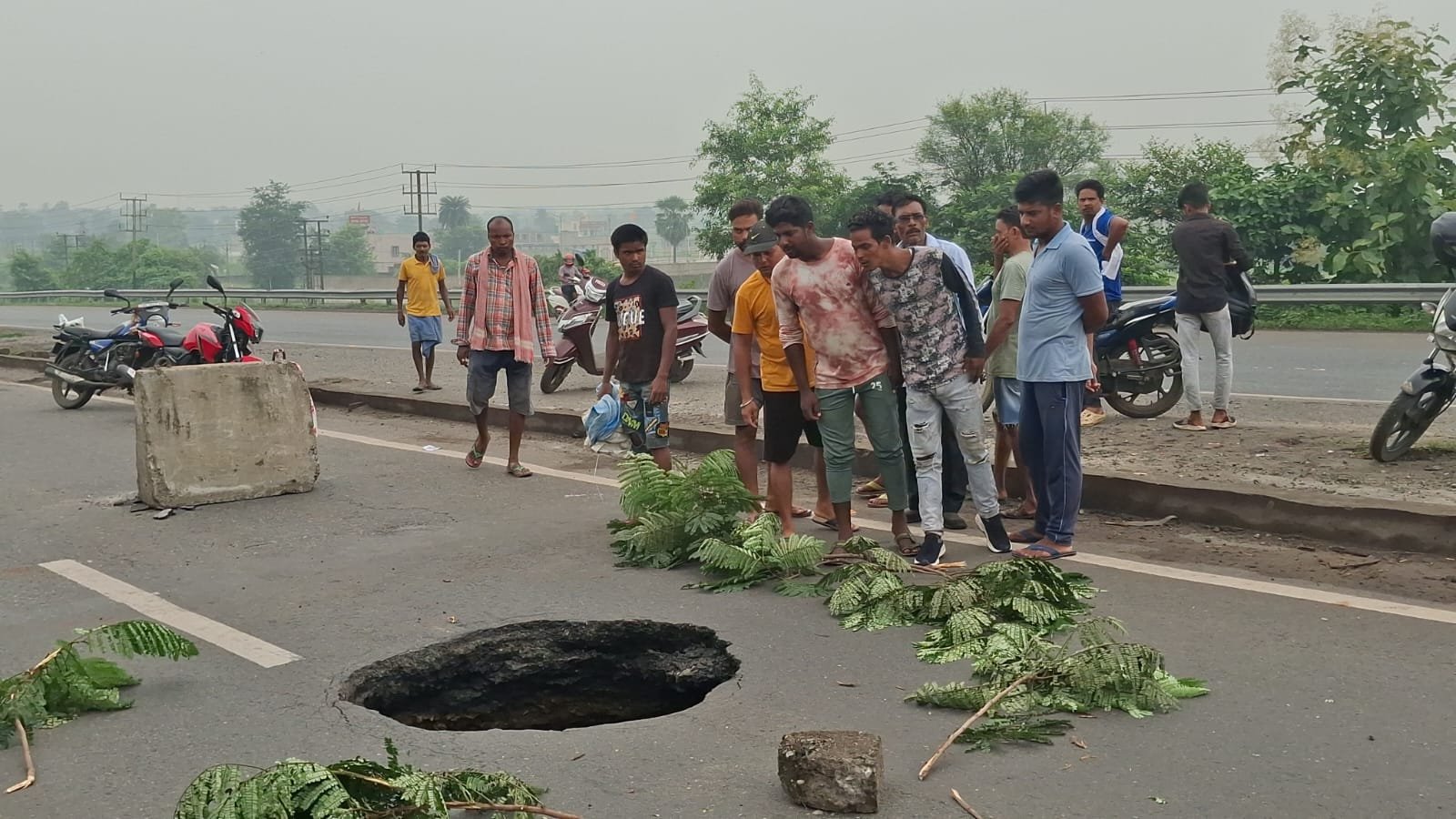 राष्ट्रीय राजमार्ग के दो पर चंद्रचूर मंदिर के निकट आज भु धसान के घटना की वजह से इस इलाके में सनसनी फैल गई यातायात  बाधित हो गई