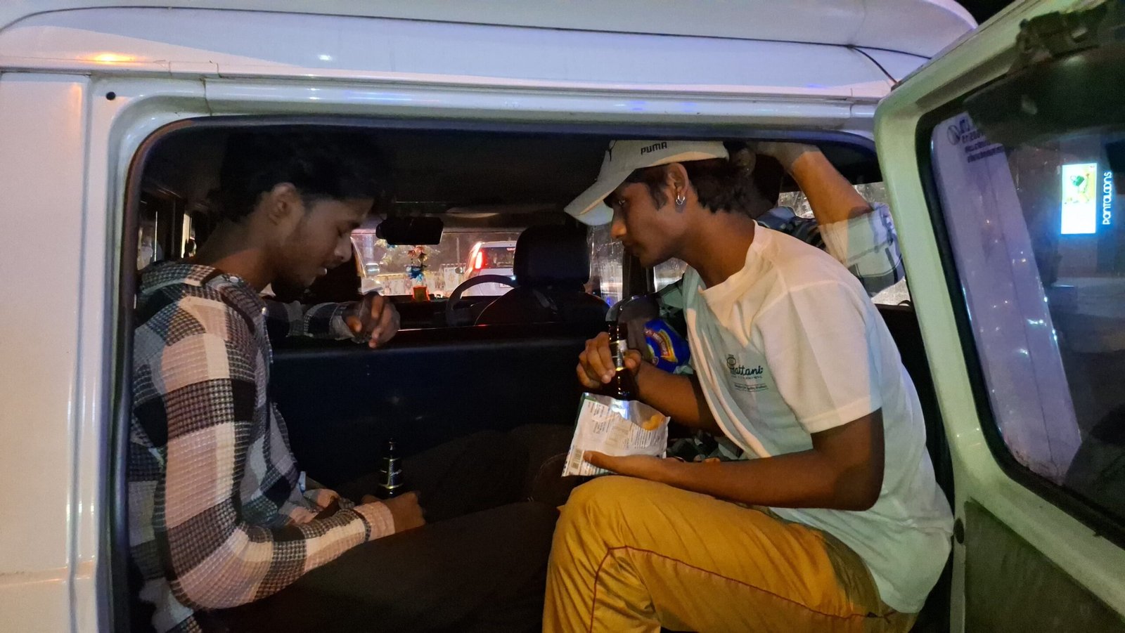 नशेड़ियों के खिलाफ आसनसोल मे चला पुलीसिया अभियान शराब की बोतल और चखना के साथ 6 गिरफ्तार…
