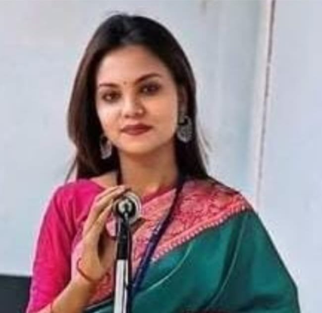 बालू लदे ट्रैक्टर की टक्कर से स्कूटी सवार की मौत हो गई काजी नजरूल विश्वविद्यालय में पढ़ने वाली एक छात्रा सोमवार दोपहर 12:30 बजे के आसपास उत्तर थाना के कल्ला हरिपाठ हाई स्कूल के पीछे गांव के रास्ते पर जा रहे थे जब यह दुर्घटना घटी