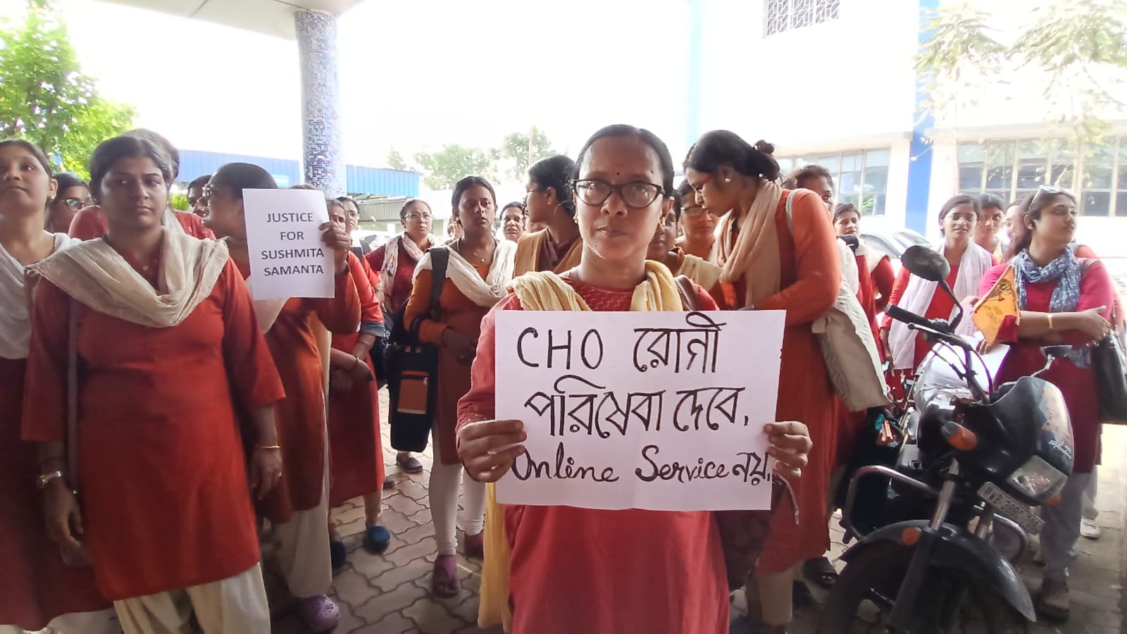 আসানসোলে সিএমওএইচ অফিসে স্মারকলিপি / প্ল্যাকার্ড হাতে কমিটিনিটি হেল্থ অফিসারদের বিক্ষোভ…আসানসোল,৪