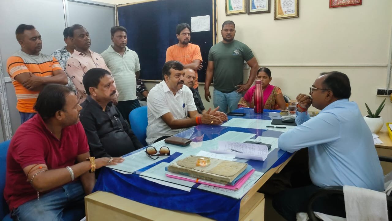 পূর্ণবাসন না দিয়ে কোন রকমের উচ্ছেদ বা সম্প্রসারণ হবে না কড়া ভাষায় বনজেমারী ইসিএল এজেন্ট অফিসার কে, হুঁশিয়ারি দিলেন সালানপুর ব্লক তৃণমূল কংগ্রেসের সহ সভাপতি ভোলা সিং।