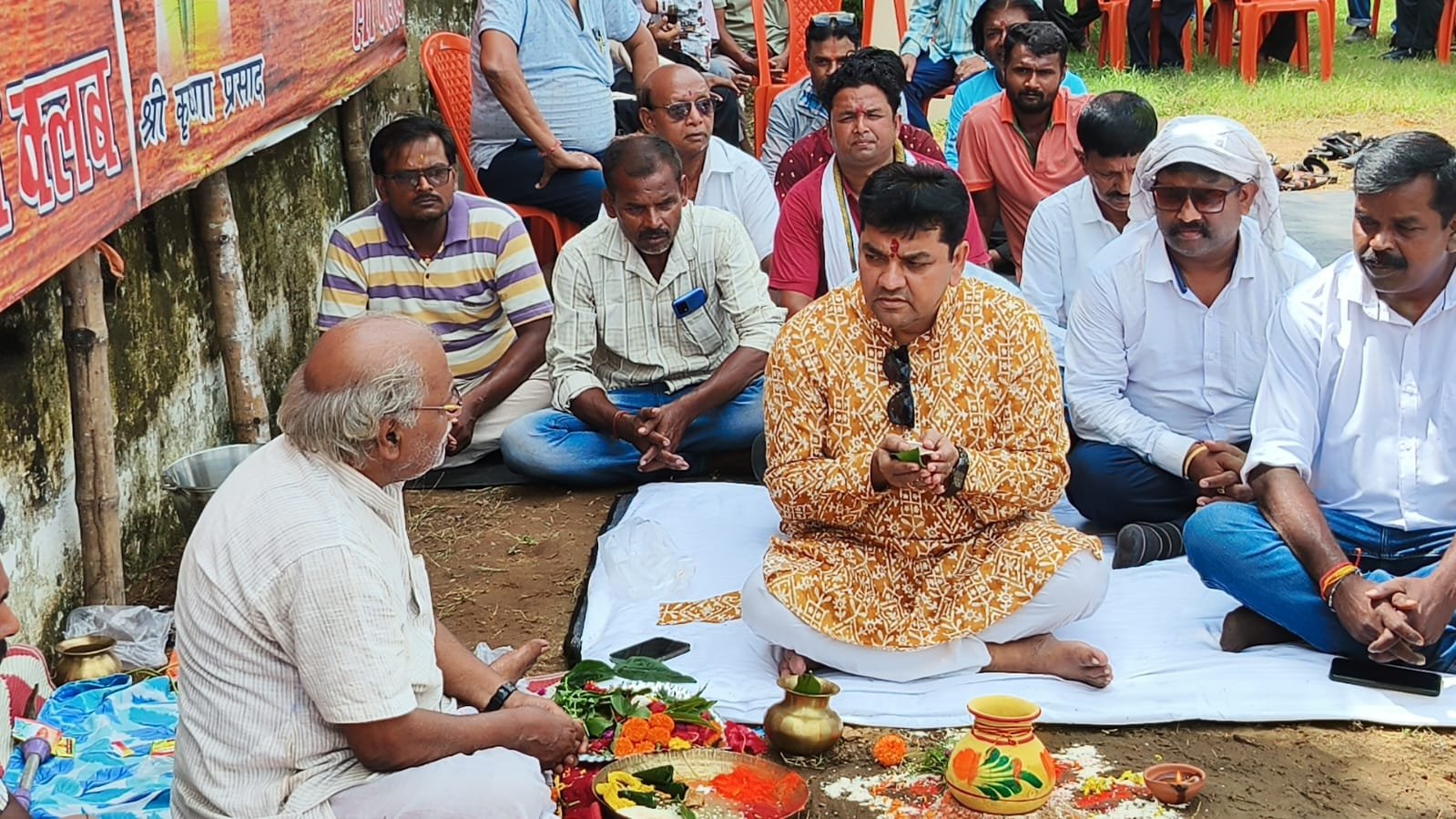 आज कृष्णा प्रसाद द्वारा प्रभु छठ घाट पर घाट पूजन किया गया वैदिक मंत्रोच्चारण के साथ सभी धार्मिक रीति रिवाजों का पालन करते हुए आज प्रभु छठ घाट पर पूजा अर्चना की गई इस मौके पर इस क्षेत्र के तमाम निवासी मौजूद थे इस दौरान कृष्णा प्रसाद ने कहा कि इस बार प्रभु छठ घाट पर ली क्लब द्वारा छठ पूजा का यह 48वां वर्ष गांठ है।