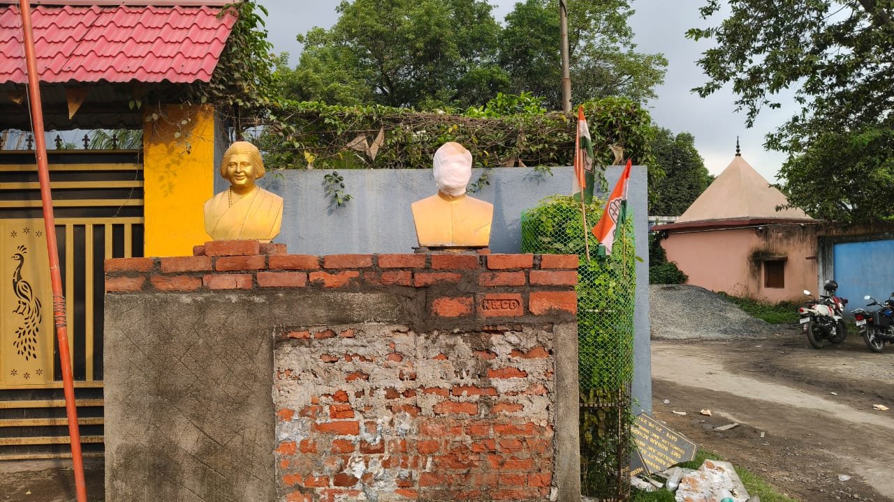 कुल्टी में इंदिरा गांधी व राजीव गांधी की प्रतिमाओं का अपमान — कांग्रेस का शांतिपूर्ण लेकिन सख़्त संघर्ष जारी