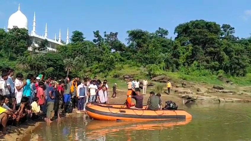 ডিসেরগড়ে দামোদর নদীতে ট্র্যাজেডি: দুই বালক তলিয়ে গেল, উদ্ধার তৎপরতা অব্যাহত,পশ্চিম বর্ধমানের ডিসেরগড় মাজার সংলগ্ন