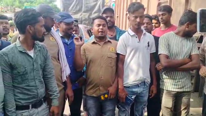 ডিসেরগড় ব্রিজের রক্তাক্ত রাত, ড্রাইভারের মাথা ফাটানোর অভিযোগে বিক্ষোভ, কিন্তু দোষী কে—স্থানীয় গুন্ডা না পুলিশের ‘কালেকশন’ হাত?