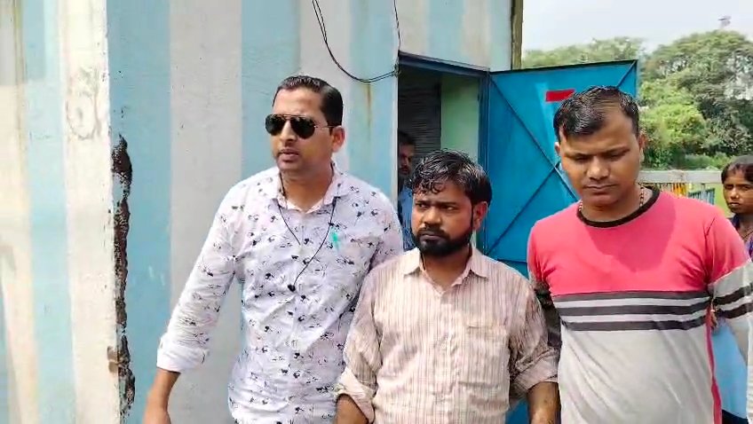 आज बर्नपुर के त्रिवेणी मोर इलाके में एक व्यक्ति पर आरोप है की वहां ड्यूटी पर मौजूद एक सिविक वॉलिंटियर की पिटाई