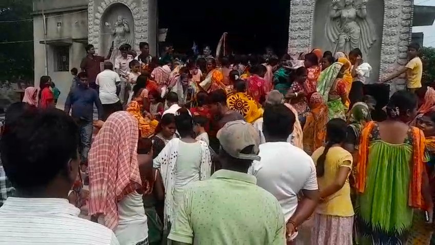পুজোর আগে শাড়ি বিতরণ করলেন বিধায়ক