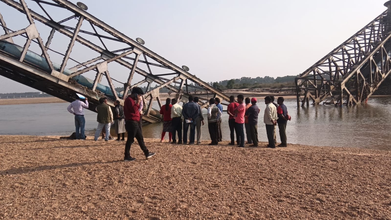 पीएचई विभाग की टीम में क्षतिग्रस्त पाइप लाइन का निरीक्षण कर लिया जायजा