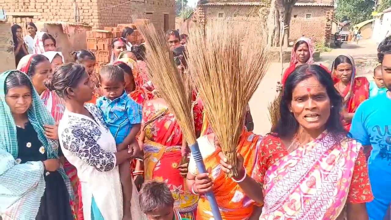 दामोदर नदी घाट से पुलिस, जिला प्रशासन की आंखों मे धूल झोंक कर हो अवैध बालू का खनन, धमकाए जाने से भड़की महिलाओं ने झाड़ू लेकर जताया विरोध