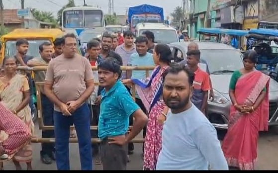 জামুড়িয়ায় পানীয়জলের দাবিতে রাস্তায় নেমে বিক্ষোভ/ ৬০ নম্বর জাতীয় সড়ক অবরোধে উত্তেজনা…………. জামুড়িয়া, ২ নভেম্বরঃ