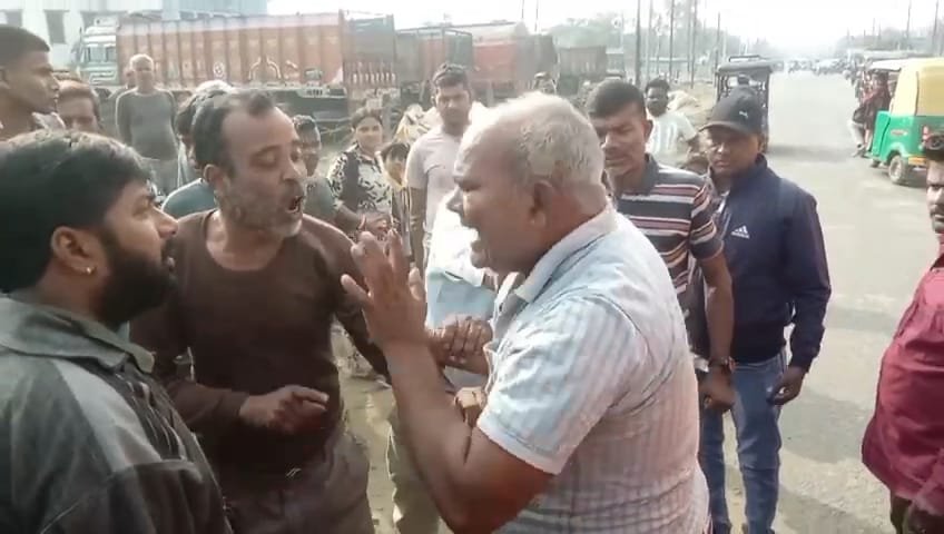 विद्यार्थियों से भरे स्कूल बस पर पत्थरबाजी से भड़के लोगों ने ड्राइवर की पिटाई, कई बच्चे हुए चोटिल