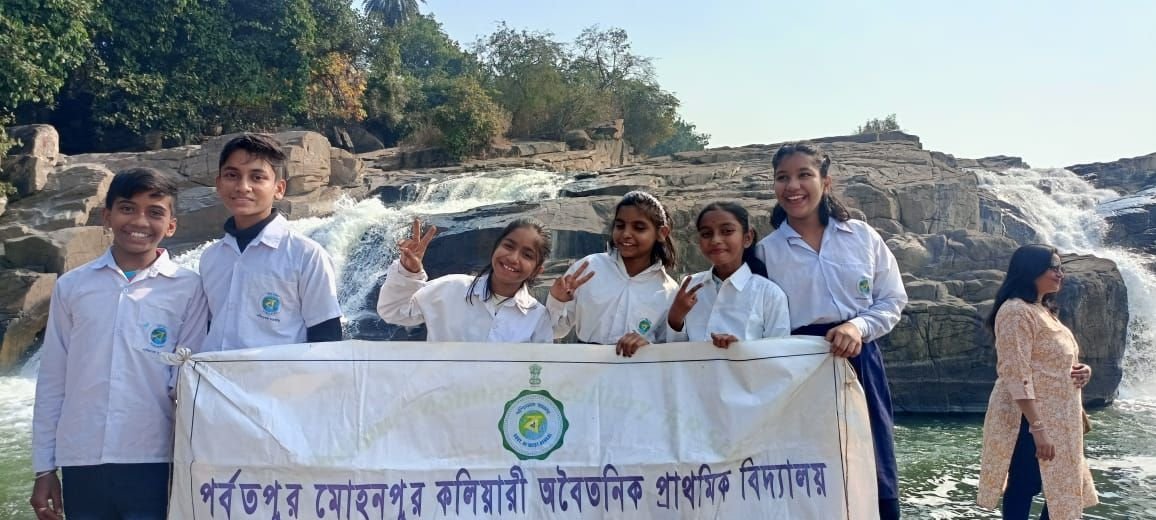 সরকারি অবৈতনিক প্রাইমারি স্কুলের পড়ুয়াদের স্কুল মূখী করার লক্ষে অভিনব প্রয়াস প্রধান শিক্ষিকার।