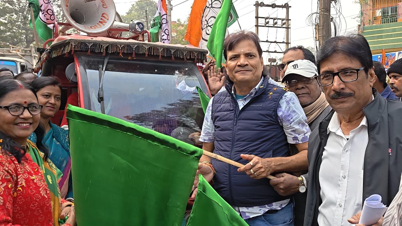 विधायक ने प्रचार को लेकर रवाना किया टेबलों