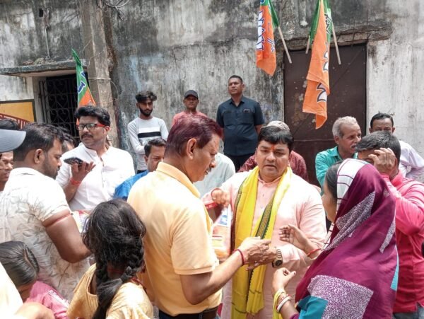 आसनसोल नगर निगम के वार्ड 48 में वस्त्र वितरण के साथ जनसंपर्क अभियान, लोगों से किया सीधा संवाद