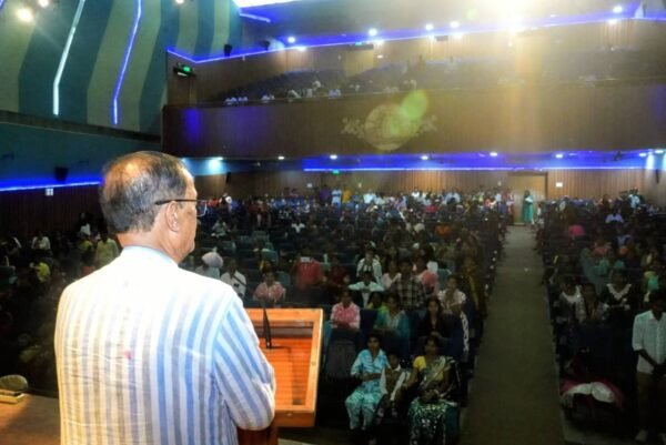 गुड फ्राइडे पर आसनसोल में प्रार्थना और आस्था का वातावरणसमुदाय के बीच पहुँचकर मंत्री मलय घटक और टीएमसी प्रत्याशी ने शांति, करुणा और सद्भाव का संदेश दिया